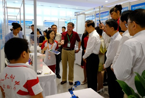 俞穎君、王穎彤在北京勇奪第15屆宋慶齡少年兒童發明賽高中組金獎