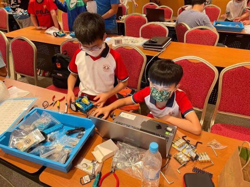 濠小兩位同學參加了「2021 MakeX機器人挑戰賽澳門區賽」比賽工作坊
